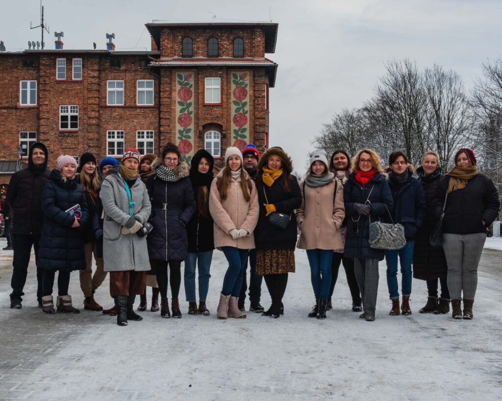 Zdjęcie ze Szkolenia w Katowicach organizowanego przez Humanity in Action. rupa kilkunastu osób stojąca zimą na śniegu przed budynkiem